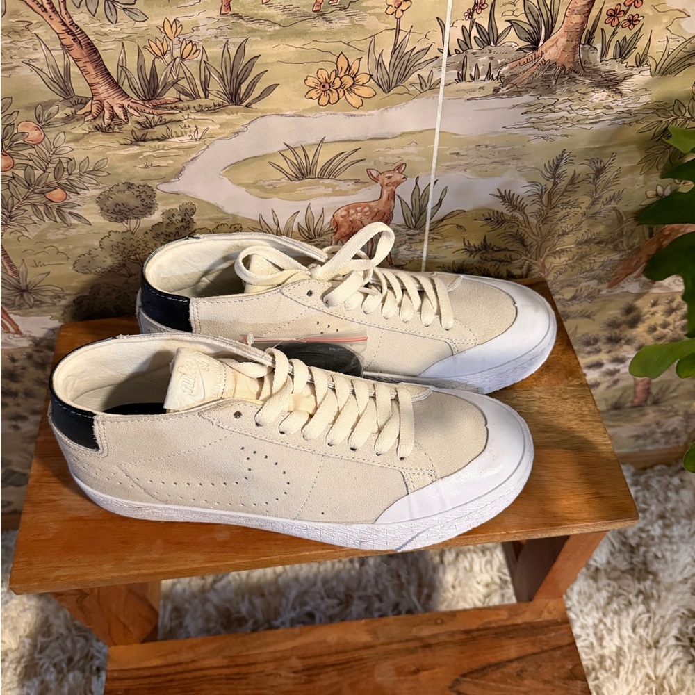 Nike Cream and Black Mid-Top Sneakers - Picture 3 of 6
